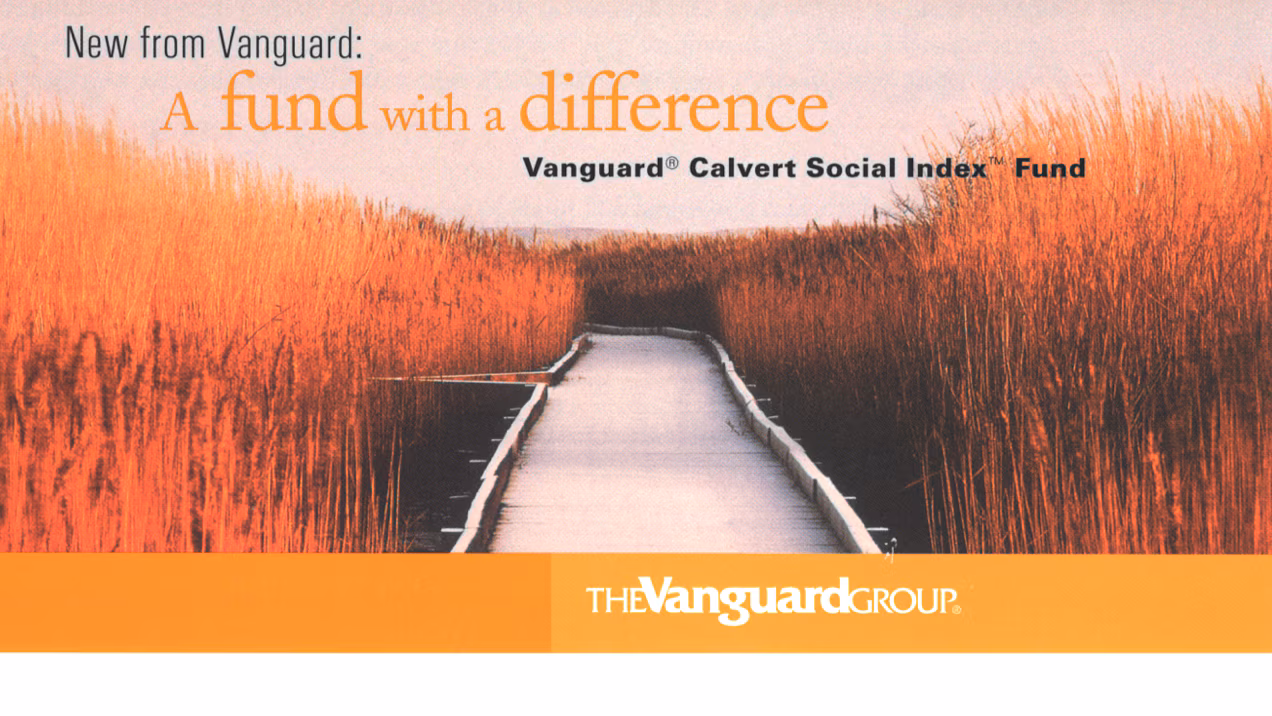 La portada de un folleto muestra una pasarela de madera que se curva hacia la izquierda a través de un humedal natural. Hay juncos altos a ambos lados. El texto dice: “Novedad de Vanguard: un fondo diferente. Fondo de índice social Vanguard Calvert”.