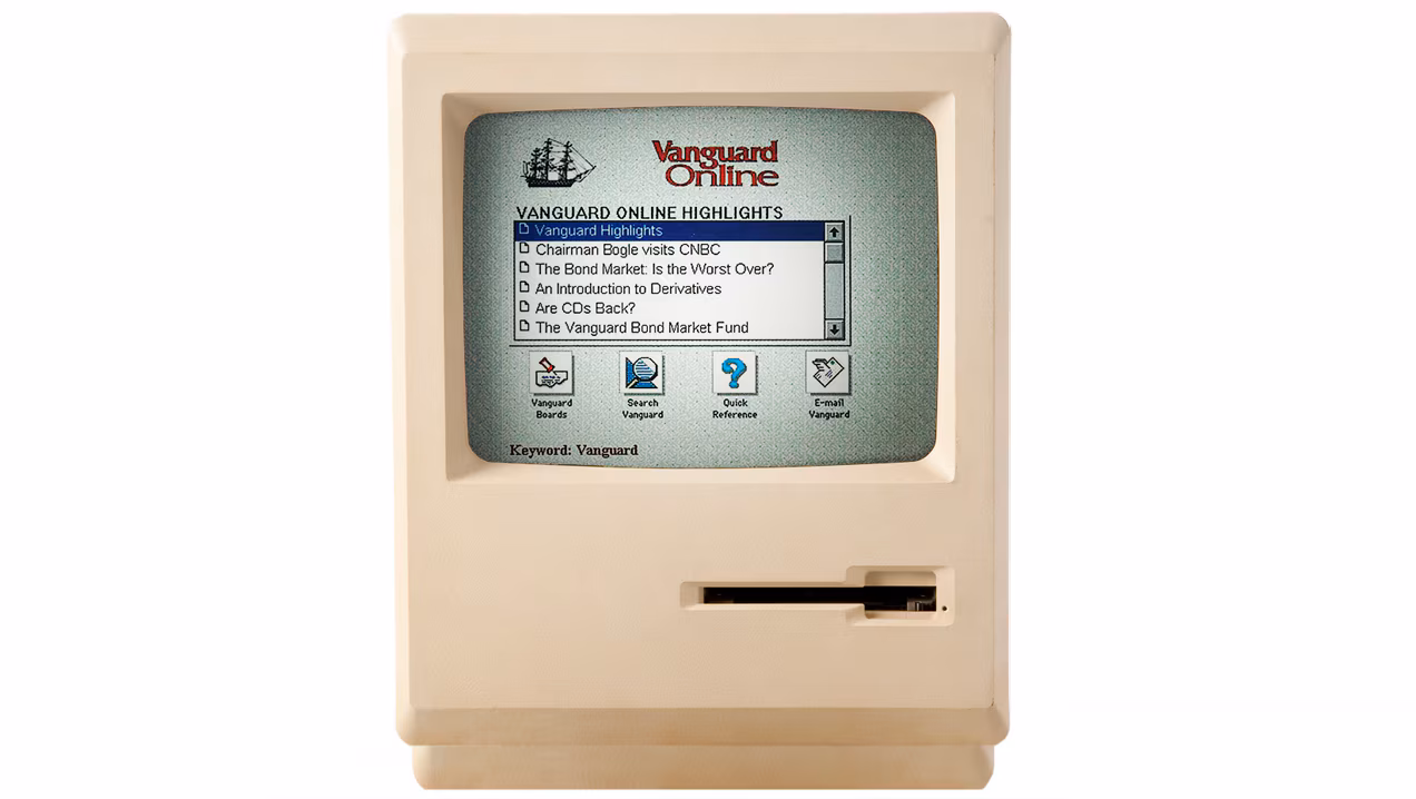 La primera versión de Vanguard Online aparece en una página de AOL de 1995. Muestra un dibujo lineal de un velero en la esquina superior izquierda con “Vanguard Online” a la derecha. La frase “Bienvenido a Vanguard Online” aparece en la parte superior de la página. Los enlaces a noticias y artículos informativos aparecen a la izquierda, bajo el título “Vanguard Online Highlights”. Los enlaces a los foros de mensajes de Vanguard, búsqueda, referencia rápida y correo electrónico aparecen en la parte inferior. El área de navegación derecha incluye enlaces generales a información sobre los fondos, planificación y estrategia, noticias y comunicaciones.