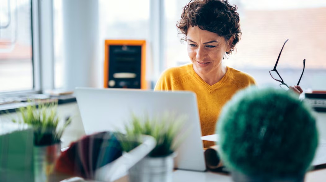 Una mujer mirando una pantalla de computadora simboliza cómo Vanguard adapta nuestro asesoramiento financiero para satisfacer las necesidades específicas de los clientes.