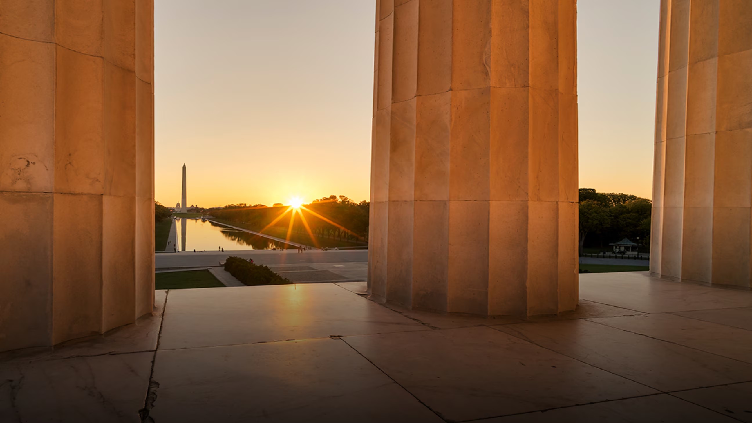 Una vista de sol, aguas tranquilas y monumentos perdurables.