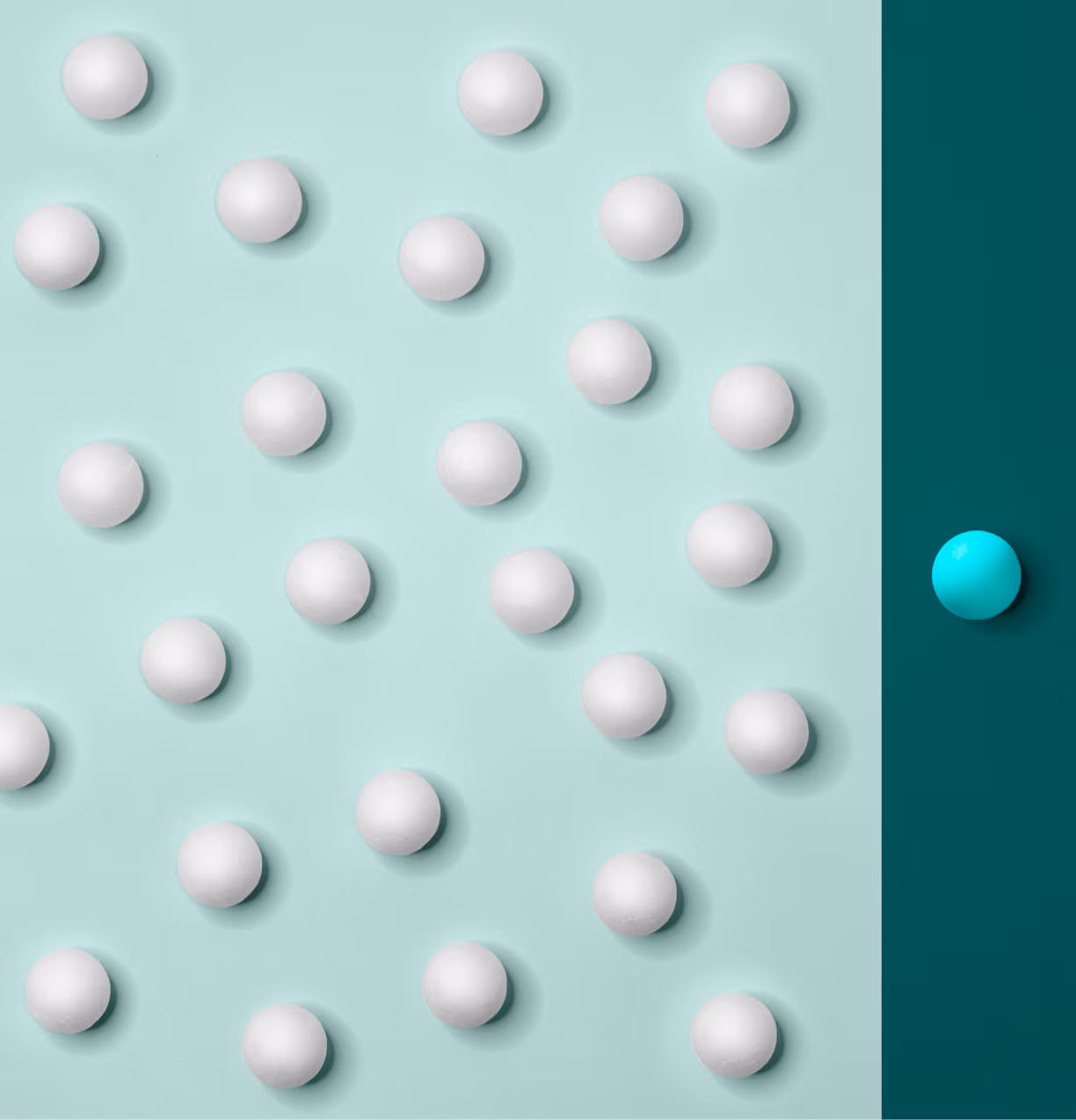 Ilustración que muestra varias bolas sobre un fondo azul claro y otra bola sola sobre un fondo azul oscuro.
